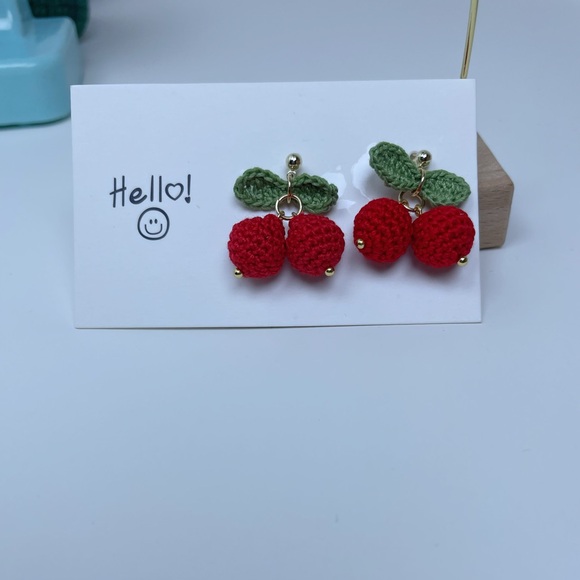 Micro crocheted cherry stud earring - Picture 2 of 4
